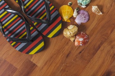Ahşap arka plan üzerinde seashell ile terlik