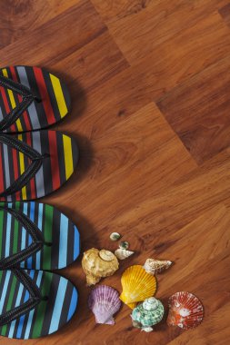Ahşap arka plan üzerinde seashell ile terlik