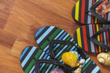 Ahşap arka plan üzerinde seashell ile terlik