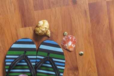 Ahşap arka plan üzerinde seashell ile terlik