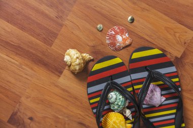 Ahşap arka plan üzerinde seashell ile terlik