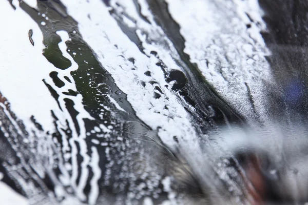 Lavage de voiture de l'intérieur du savon de pare-brise — Photo