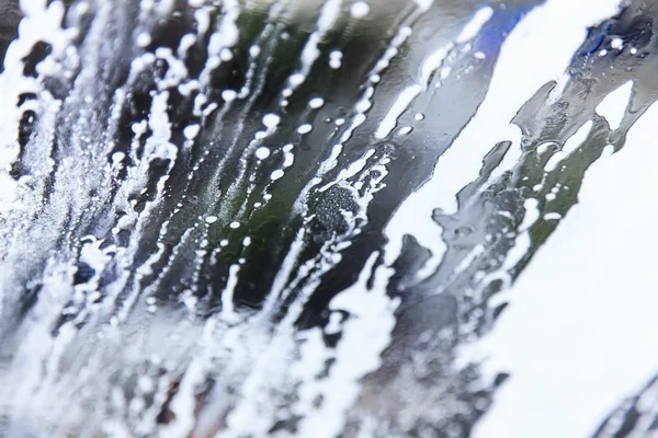 Araba yıkama servisinden sabunlu ön cam içinde