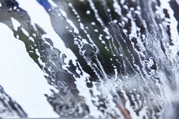 Lavage de voiture de l'intérieur du savon de pare-brise — Photo