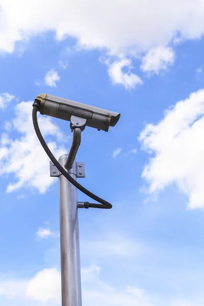 Überwachungskamera auf blauem Himmel Hintergrund — Stockfoto