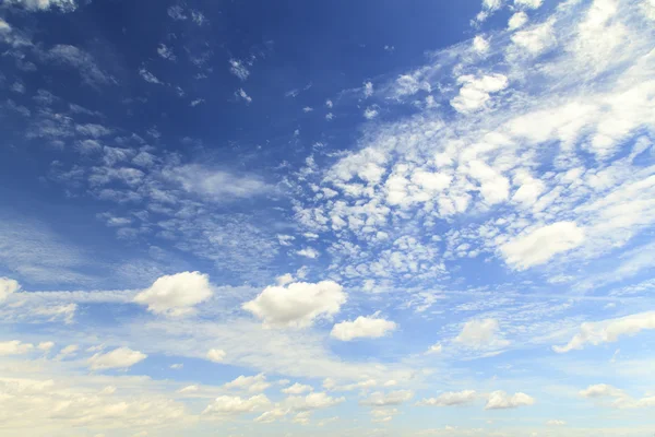 Witte wolken op blauwe lucht achtergrond textuur — Stockfoto