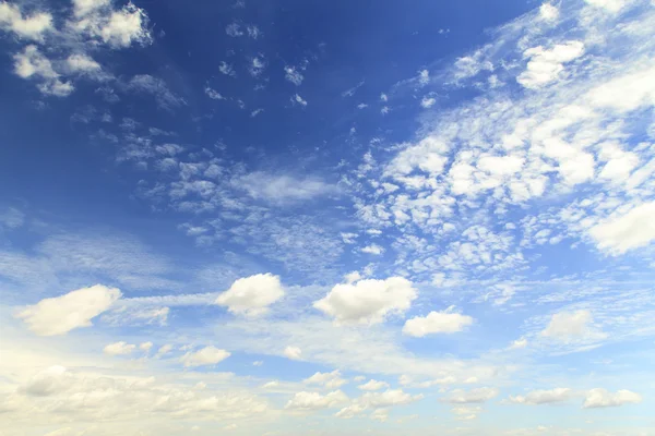 Witte wolken op blauwe lucht achtergrond textuur — Stockfoto