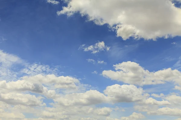 Mavi gökyüzü arkaplan dokusunda beyaz bulutlar — Stok fotoğraf