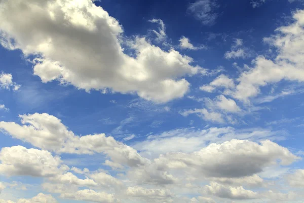 Nuvens brancas no céu azul textura de fundo — Fotografia de Stock