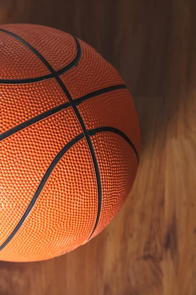 Basket bollen över trägolv — Stockfoto