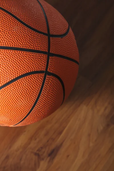 木地板篮球球 — 图库照片