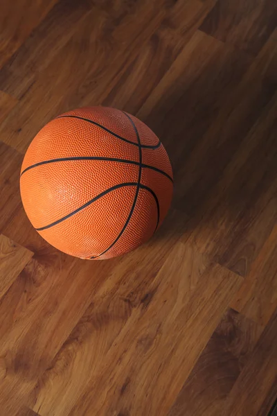 Balle de basket-ball sur sol en bois — Photo