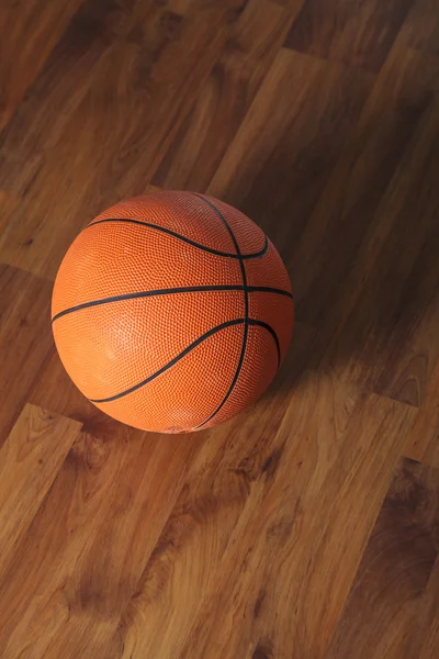 Μπάλα μπάσκετ, πέρα από το ξύλινο πάτωμα — Φωτογραφία Αρχείου