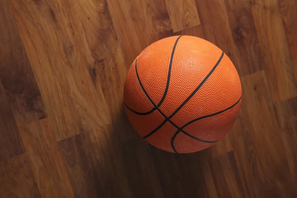 Баскетбольный мяч над деревянным полом — стоковое фото