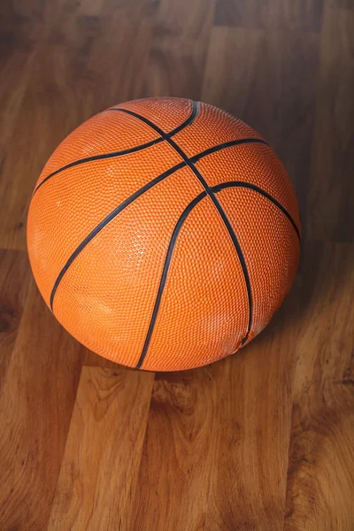 Pallone da basket sul pavimento in legno — Foto Stock