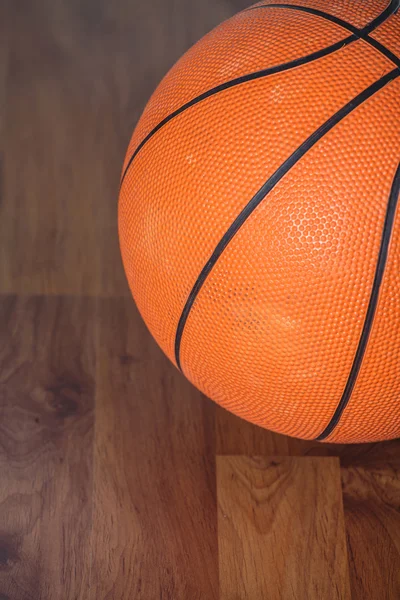 Bola de basquete sobre piso de madeira — Fotografia de Stock