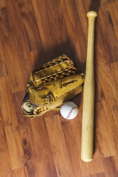 लाकूड पार्श्वभूमीवर चेंडू आणि बेसबॉल हातमोजे सह बेसबॉल बॅट — स्टॉक फोटो, इमेज