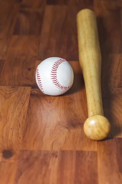 Baseballschläger mit Ball und Baseballhandschuh auf Holz-Hintergrund — Stockfoto