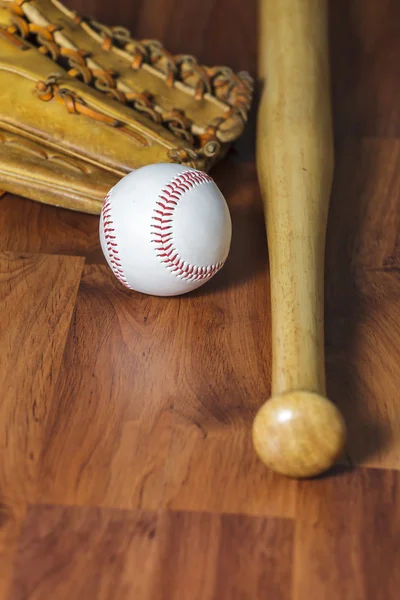 Bate de béisbol con bola y guante de béisbol sobre fondo de madera — Foto de Stock