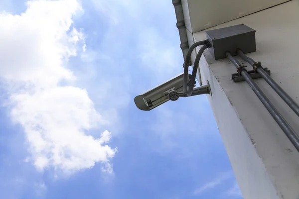 Cámara de seguridad sobre fondo azul cielo —  Fotos de Stock