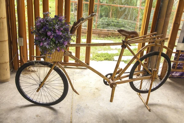 Bloem in de mand van vintage houten fiets — Stockfoto