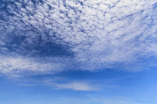 Witte wolken op blauwe lucht — Stockfoto