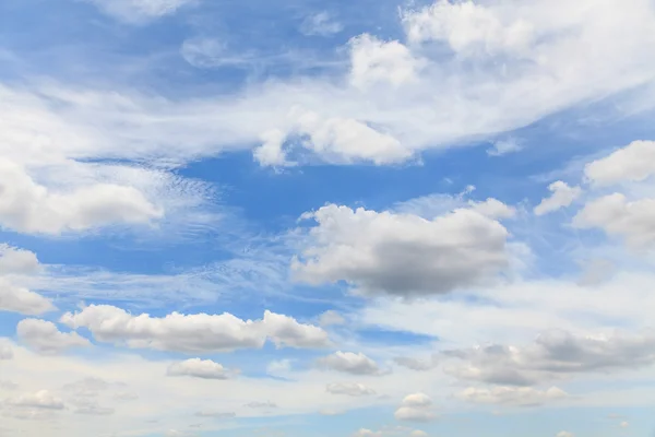 Άσπρα σύννεφα στον γαλάζιο ουρανό — Φωτογραφία Αρχείου