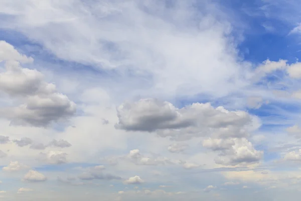 Nuvens brancas no céu azul — Fotografia de Stock