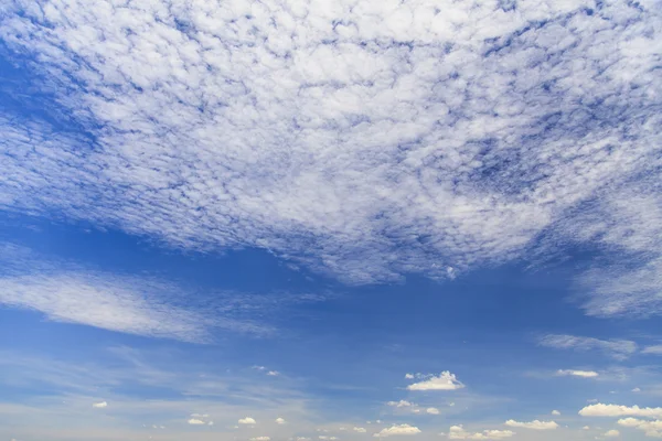 Witte wolken op blauwe lucht — Stockfoto