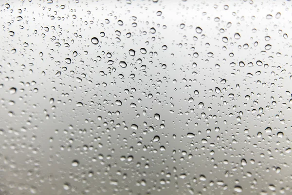 Gotas de lluvia sobre fondo de vidrio — Foto de Stock