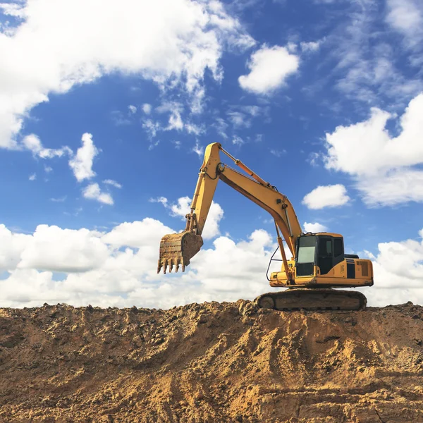 Excavadora están trabajando al aire libre —  Fotos de Stock