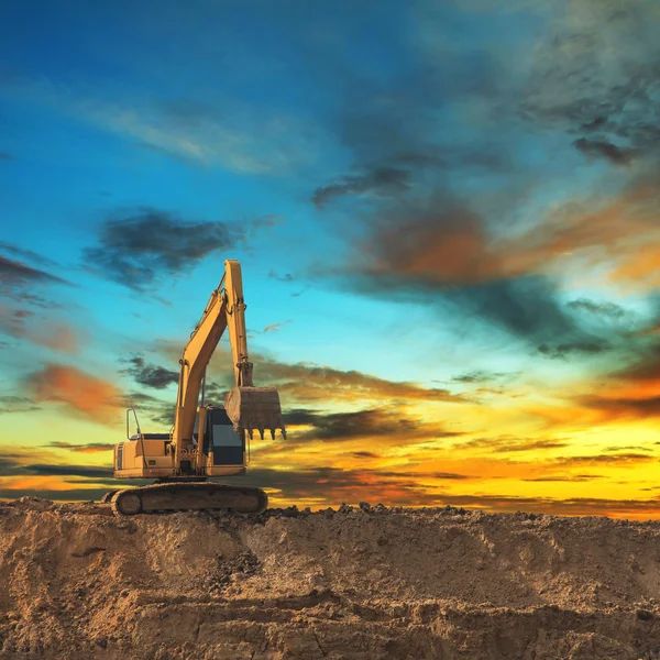 Excavadora están trabajando al aire libre — Foto de Stock