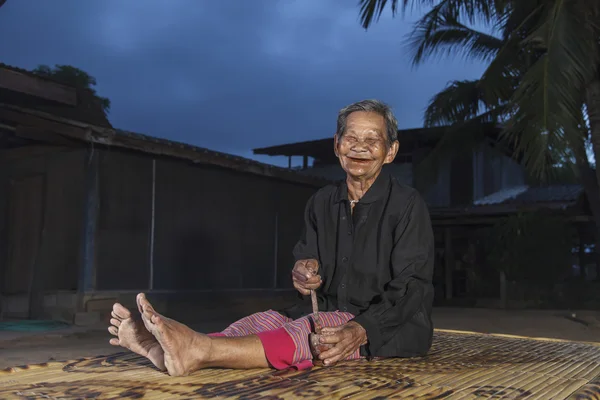 Lächelnde ältere Menschen in Thailand — Stockfoto