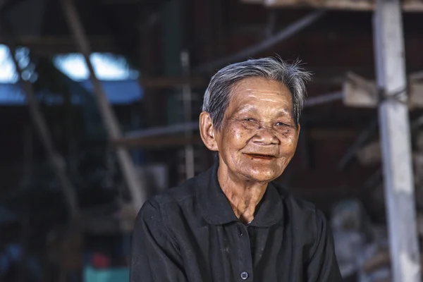 Lächelnde ältere Menschen in Thailand — Stockfoto