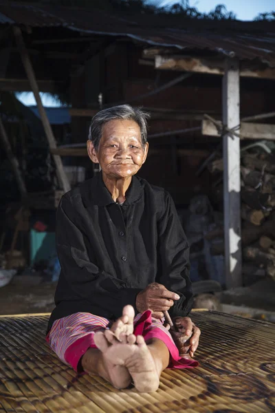 Gülümseyen yaşlı insanlar, Tayland — Stok fotoğraf