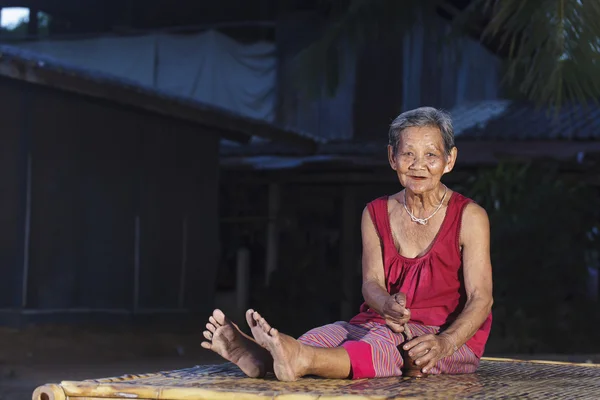 Lächelnde ältere Menschen in Thailand — Stockfoto