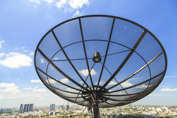 Mavi gökyüzünde uydu anteni — Stok fotoğraf