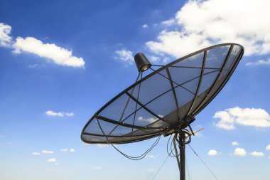 Mavi gökyüzünde uydu anteni