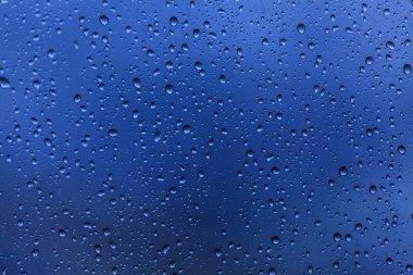 Cam zemin üzerinde yağmur damlaları