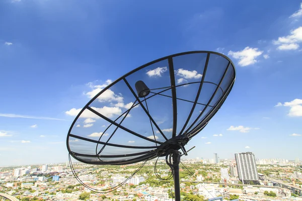 Satelitní anténa na modré obloze — Stock fotografie