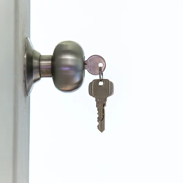 Porta aberta com chaves — Fotografia de Stock