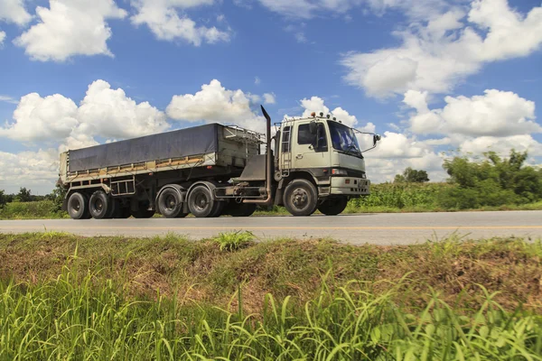 Camion sur autoroute avec ciel bleu — Photo