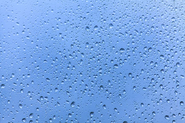 Gotas de lluvia sobre fondo de vidrio — Foto de Stock