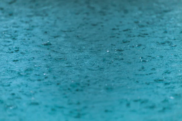 Goutte d'eau de pluie tombant sur le sol en saison des pluies — Photo