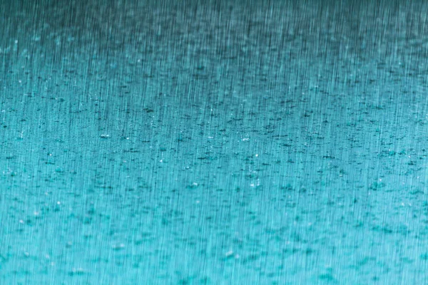 Капля дождевой воды падает на пол в сезон дождей — стоковое фото