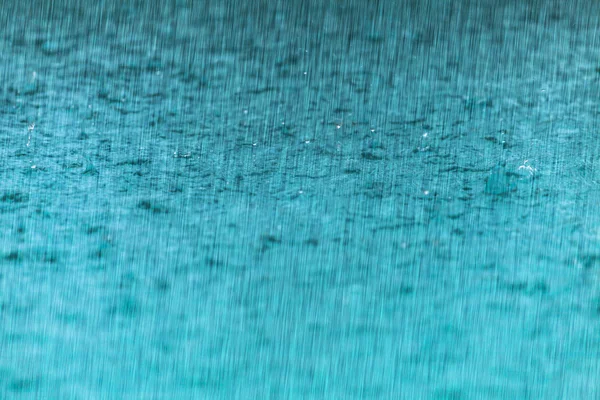 Queda de água da chuva caindo no chão na estação chuvosa — Fotografia de Stock