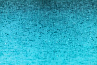 Yağışlı sezon yere düşen yağmur su damlası