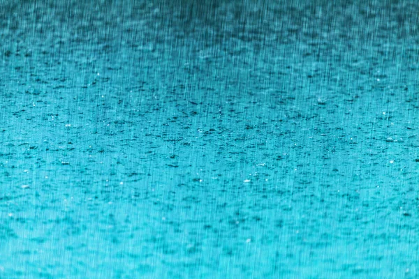 梅雨の季節の床に落ちる雨の水滴 — ストック写真