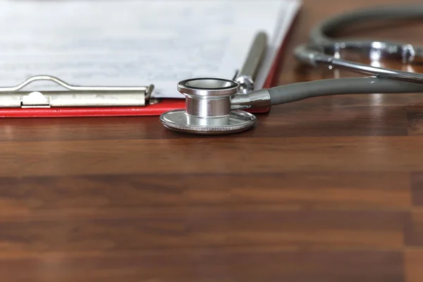 Stéthoscope avec presse-papiers médical — Photo