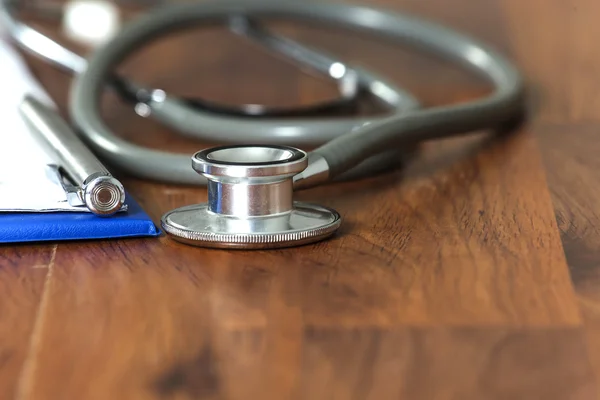 Stethoscope with medical clipboard — Stock Photo, Image